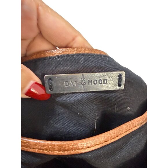 Brown Leather Hobo Shoulder Bag With Woven Detail & Adjustable Strap - Picture 3 of 11